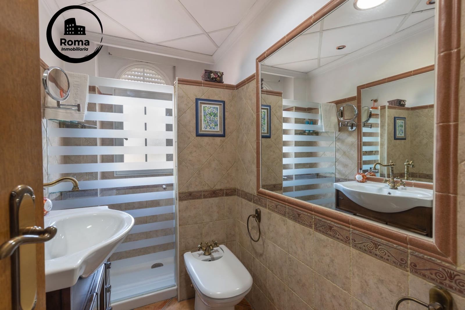 5 bedroom Townhouse for sale in Granada city with garage - € 360,000 (Ref: 9815994)