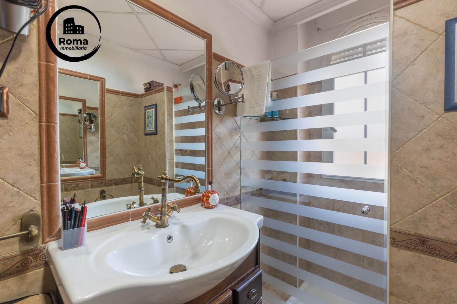 5 bedroom Townhouse for sale in Granada city with garage - € 360,000 (Ref: 9815994)
