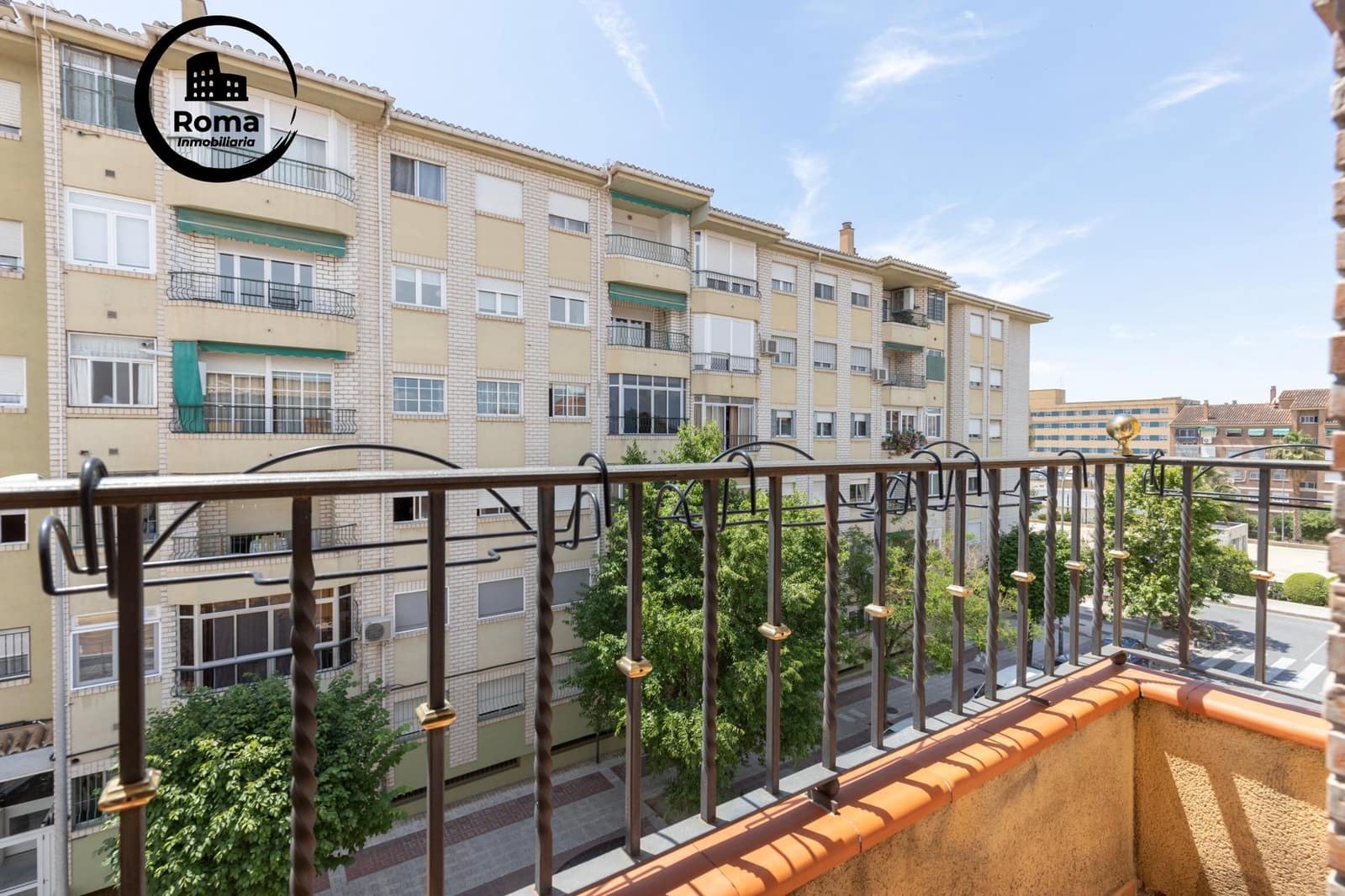 5 bedroom Townhouse for sale in Granada city with garage - € 360,000 (Ref: 9815994)