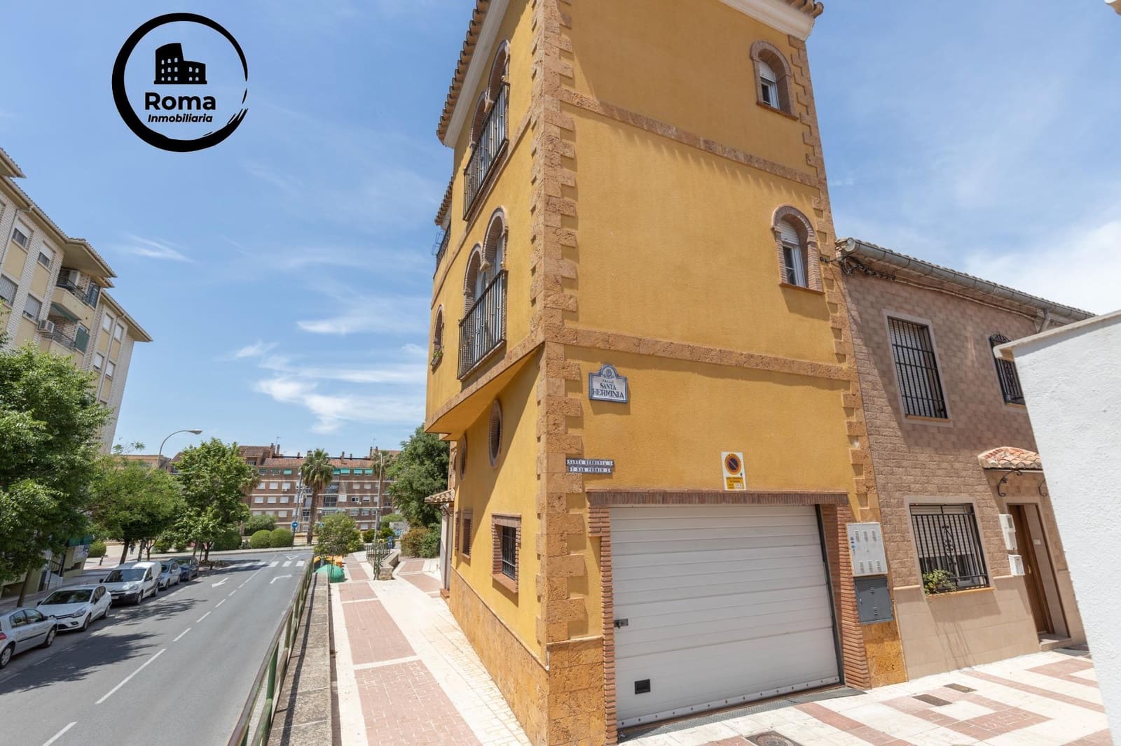 5 bedroom Townhouse for sale in Granada city with garage - € 360,000 (Ref: 9815994)