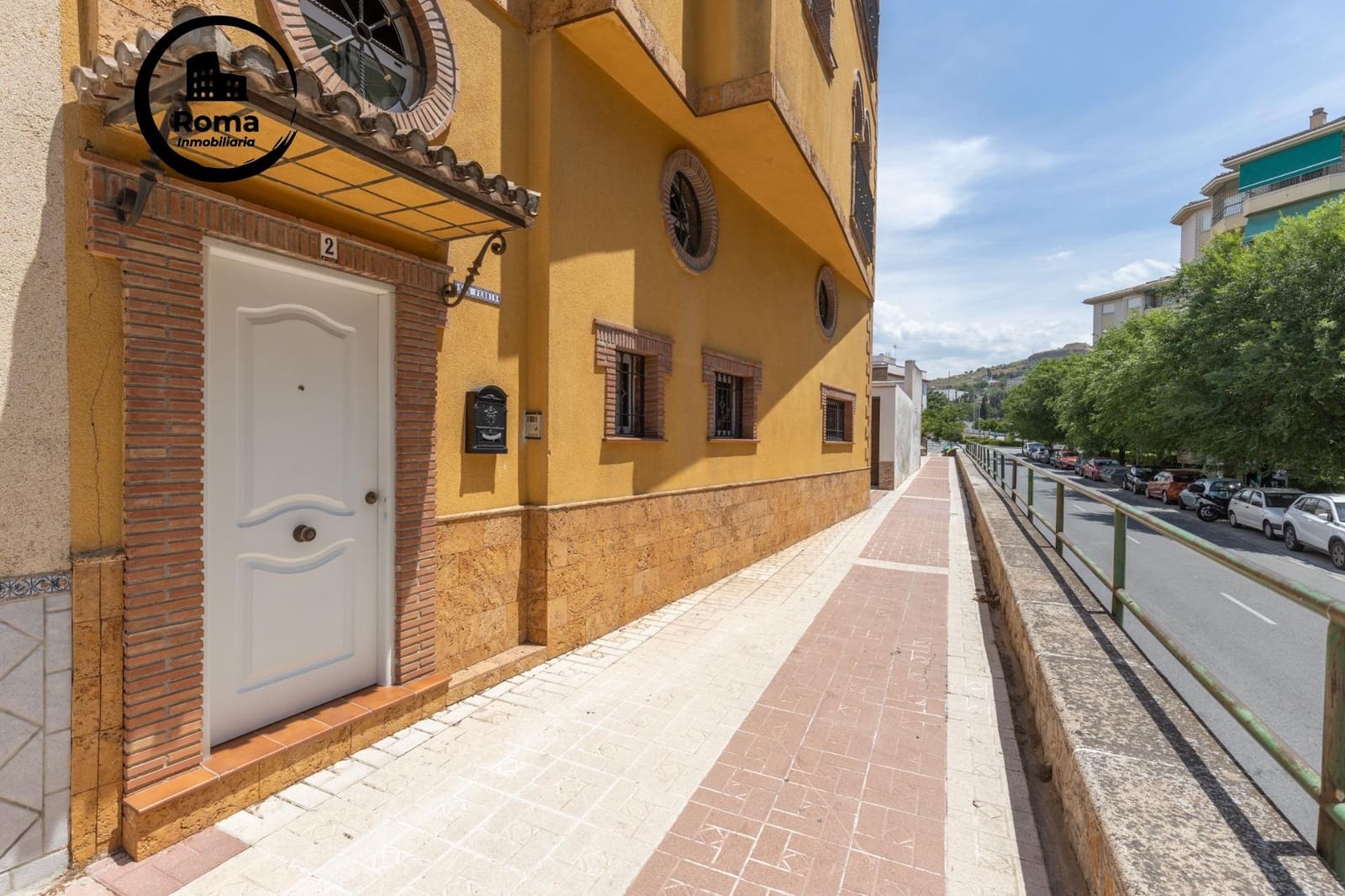 5 bedroom Townhouse for sale in Granada city with garage - € 360,000 (Ref: 9815994)