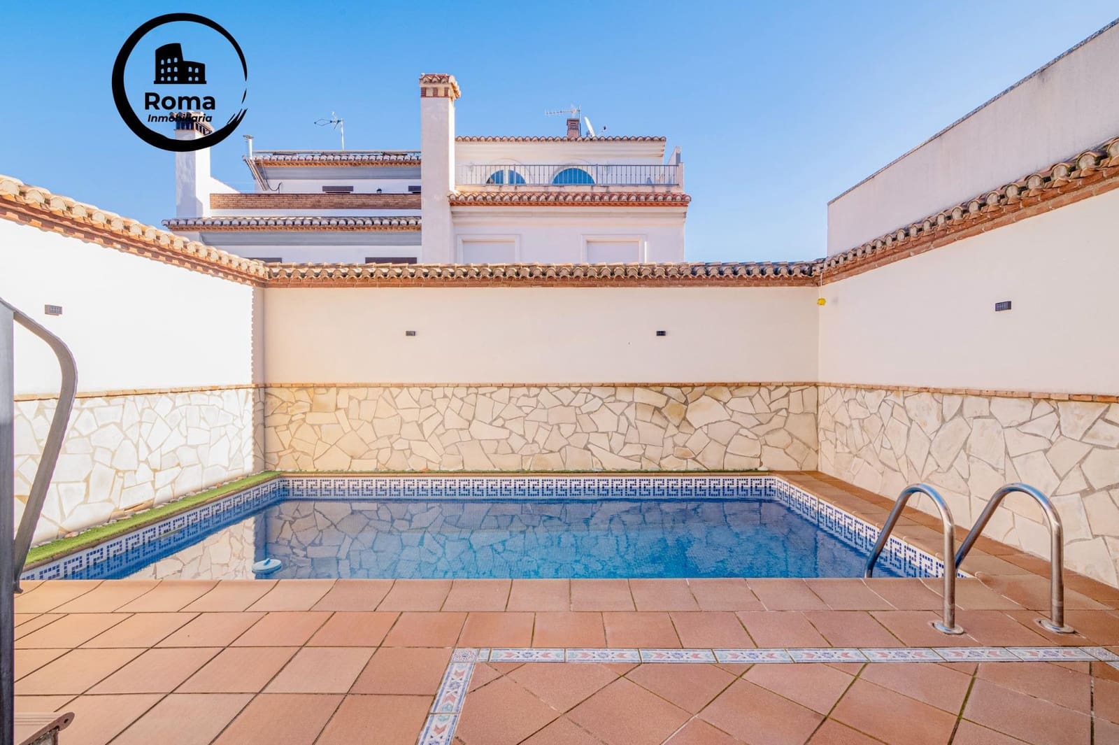 4 slaapkamer Rijtjeshuis te koop in La Zubia met zwembad garage - € 370.000 (Ref: 9829329)