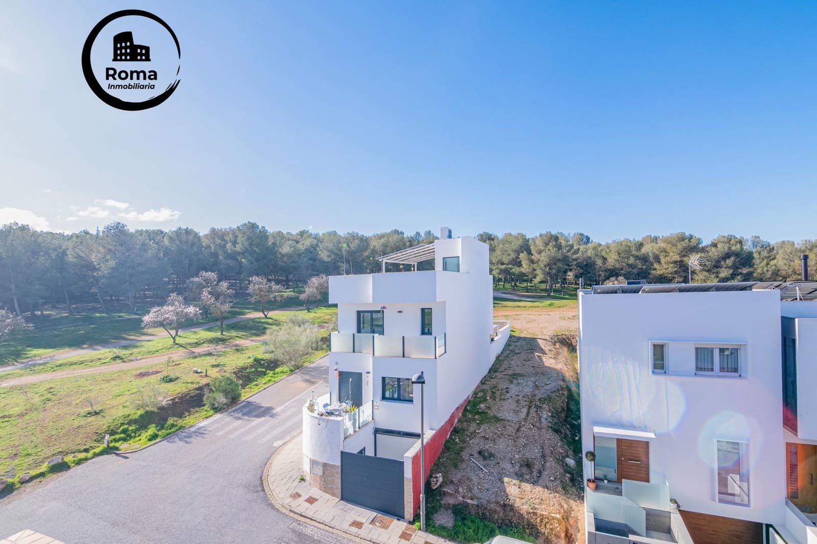 4 slaapkamer Rijtjeshuis te koop in La Zubia met zwembad garage - € 370.000 (Ref: 9829329)