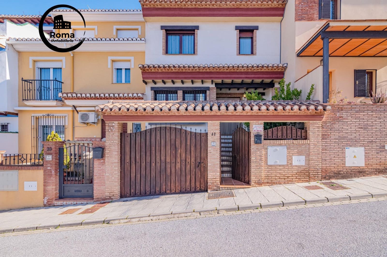 4 slaapkamer Rijtjeshuis te koop in La Zubia met zwembad garage - € 370.000 (Ref: 9829329)