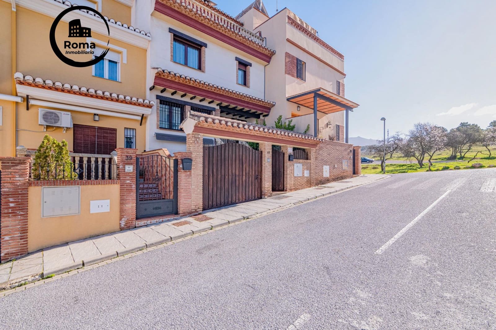 4 slaapkamer Rijtjeshuis te koop in La Zubia met zwembad garage - € 370.000 (Ref: 9829329)