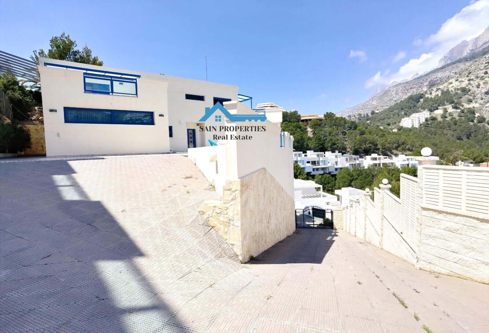 5 bedroom Villa for sale in Altea with pool garage - € 749,000 (Ref: 7896682)