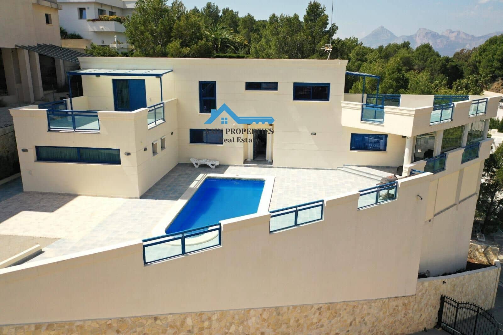 5 bedroom Villa for sale in Altea with pool garage - € 749,000 (Ref: 7896682)