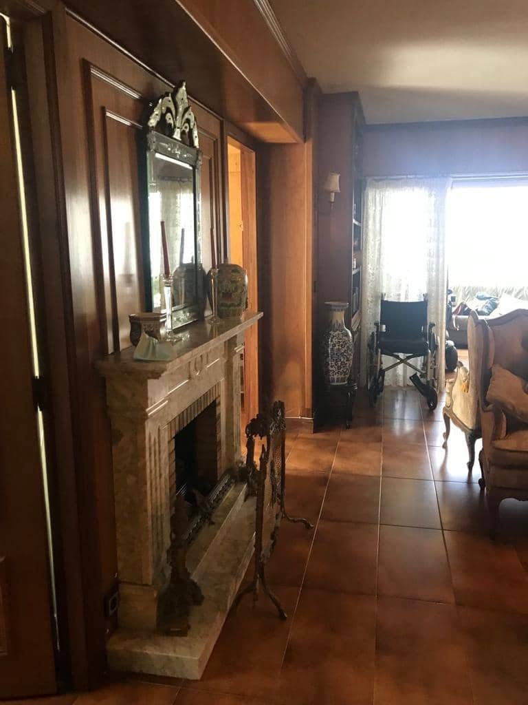 2 bedroom Flat for sale in Benidorm with garage - € 410,000 (Ref: 9085229)