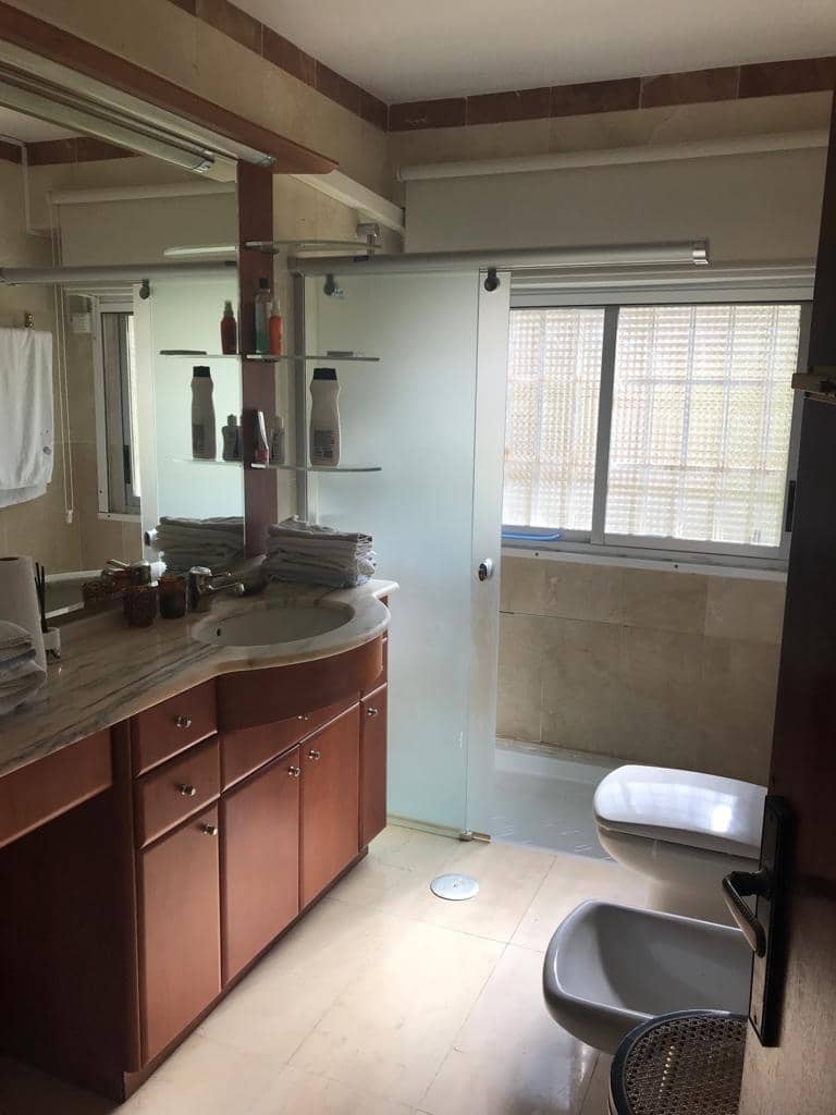 2 bedroom Flat for sale in Benidorm with garage - € 410,000 (Ref: 9085229)