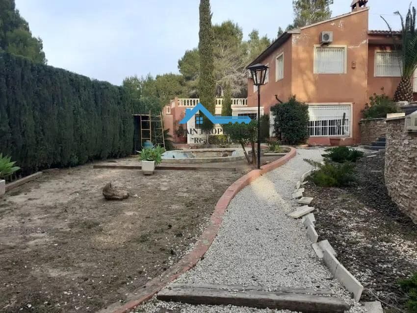 5 bedroom Villa for sale in Altea with pool - € 380,000 (Ref: 9132303)