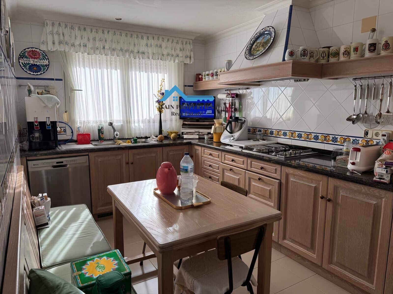 6 soverom Kjedet enebolig til salgs i Benidorm med svømmebasseng - € 460 000 (Ref: 9355812)