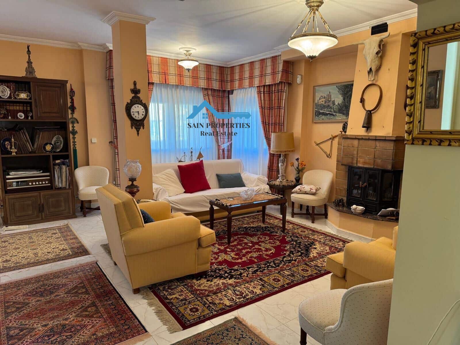 6 soverom Kjedet enebolig til salgs i Benidorm med svømmebasseng - € 460 000 (Ref: 9355812)