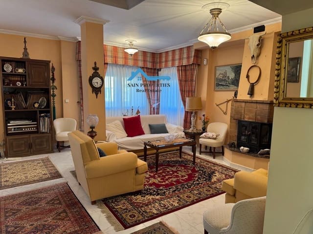 6 soverom Kjedet enebolig til salgs i Benidorm med svømmebasseng - € 460 000 (Ref: 9355812)