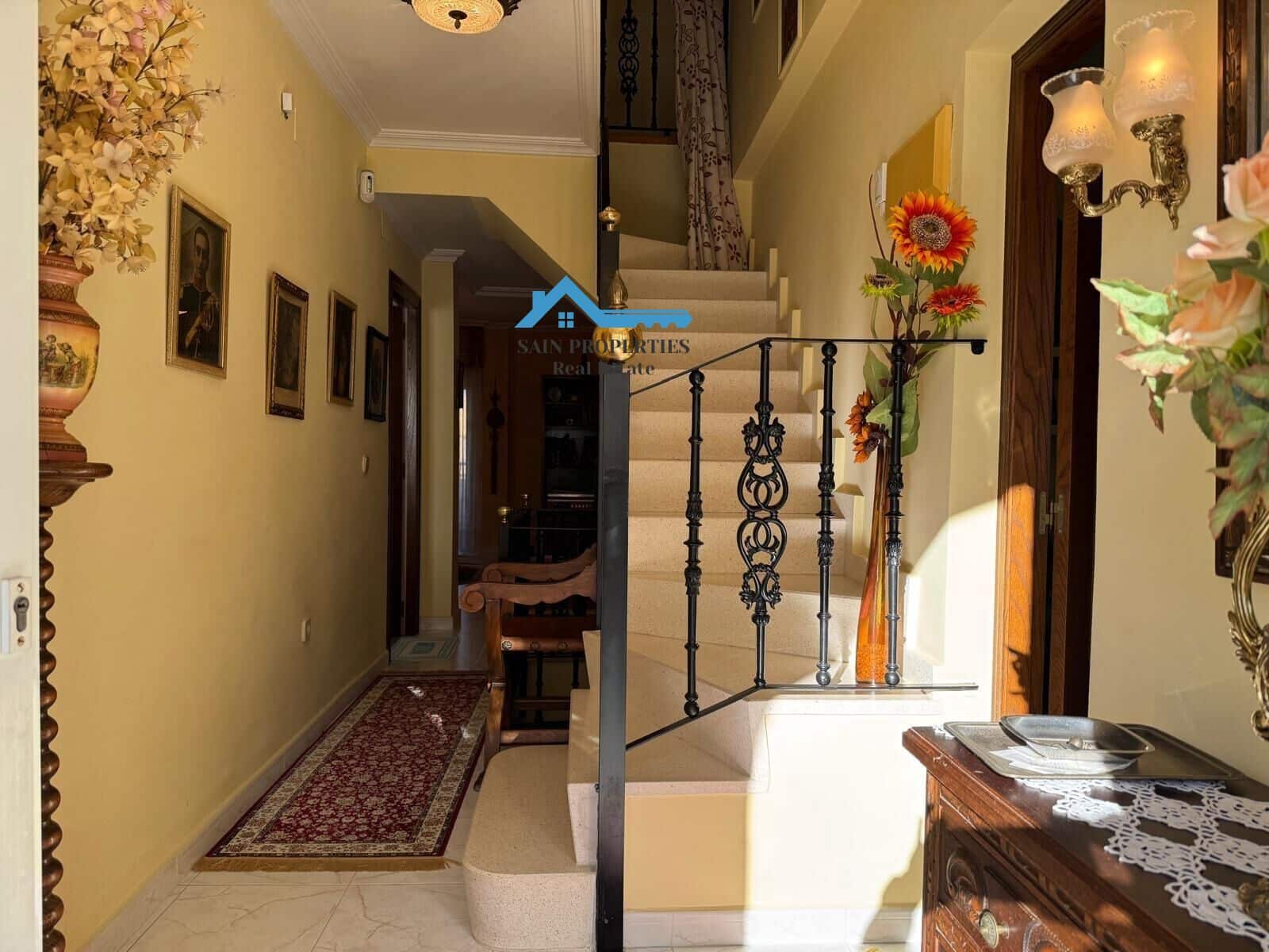 6 soverom Kjedet enebolig til salgs i Benidorm med svømmebasseng - € 460 000 (Ref: 9355812)