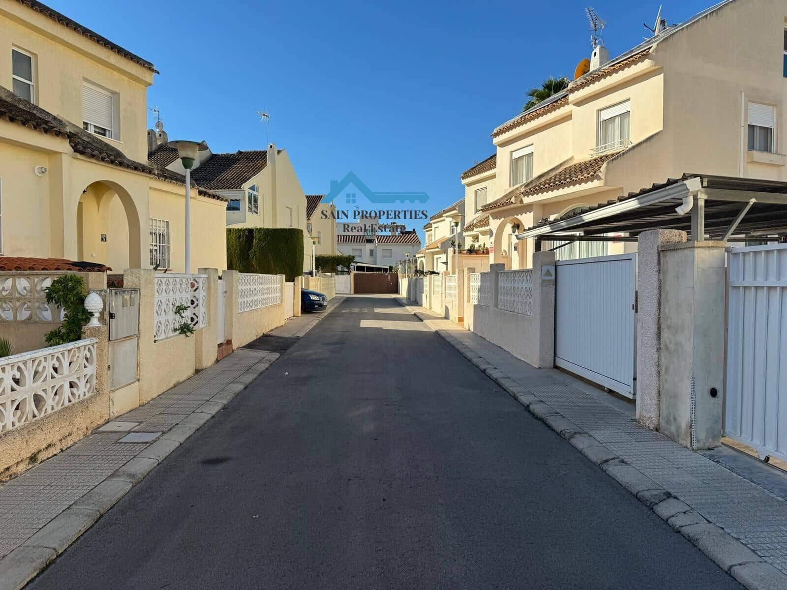 6 soverom Kjedet enebolig til salgs i Benidorm med svømmebasseng - € 460 000 (Ref: 9355812)