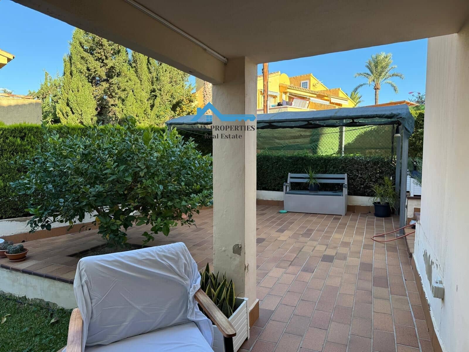 6 soverom Kjedet enebolig til salgs i Benidorm med svømmebasseng - € 460 000 (Ref: 9355812)