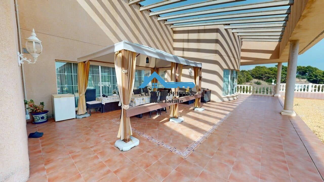 Chalet de 4 habitaciones en Alfaz del Pi / L'Alfàs del Pi en venta con piscina garaje - 850.000 € (Ref: 9446300)