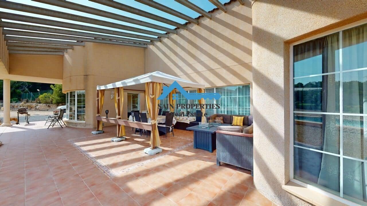 Chalet de 4 habitaciones en Alfaz del Pi / L'Alfàs del Pi en venta con piscina garaje - 850.000 € (Ref: 9446300)