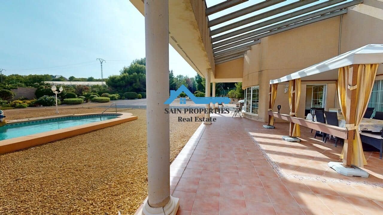 Chalet de 4 habitaciones en Alfaz del Pi / L'Alfàs del Pi en venta con piscina garaje - 850.000 € (Ref: 9446300)