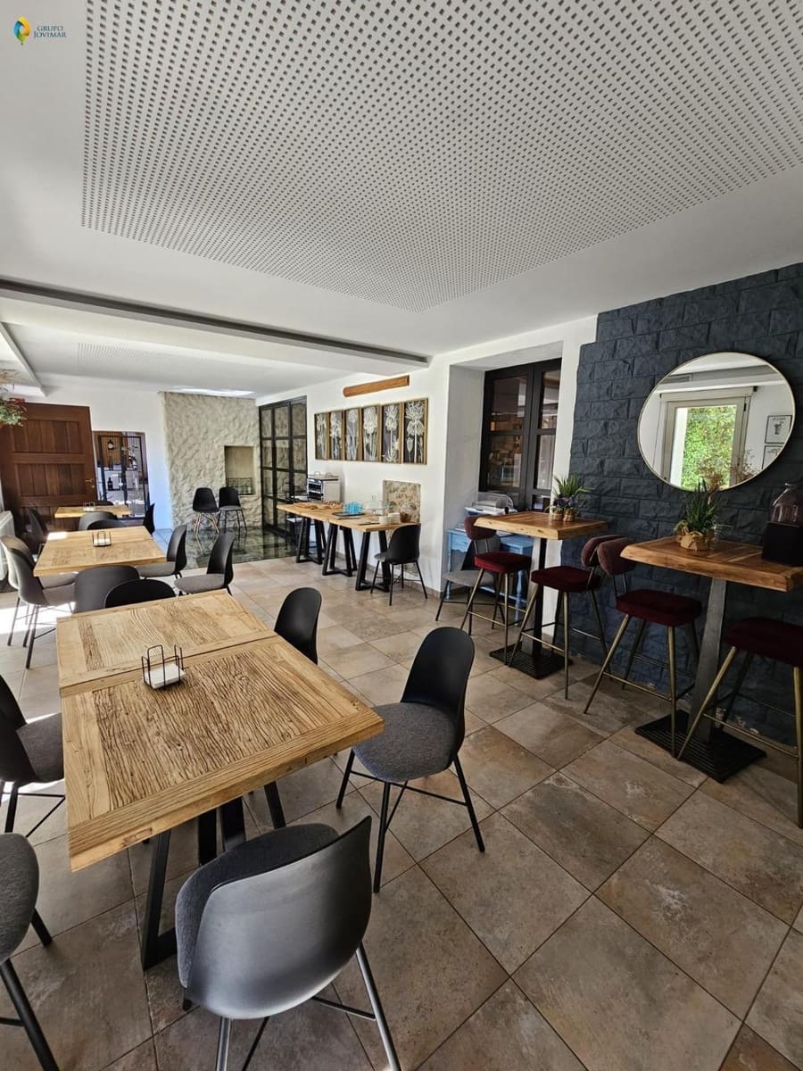 Hotel na sprzedaż w Caniles z basenem garażem - 900 000 € (Ref: 8026866)