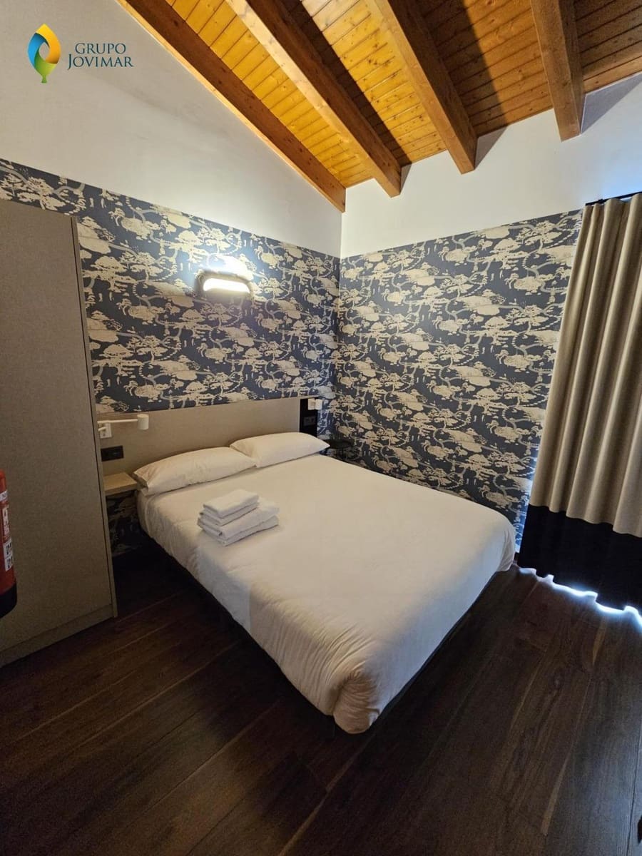 Hotel na sprzedaż w Caniles z basenem garażem - 900 000 € (Ref: 8026866)