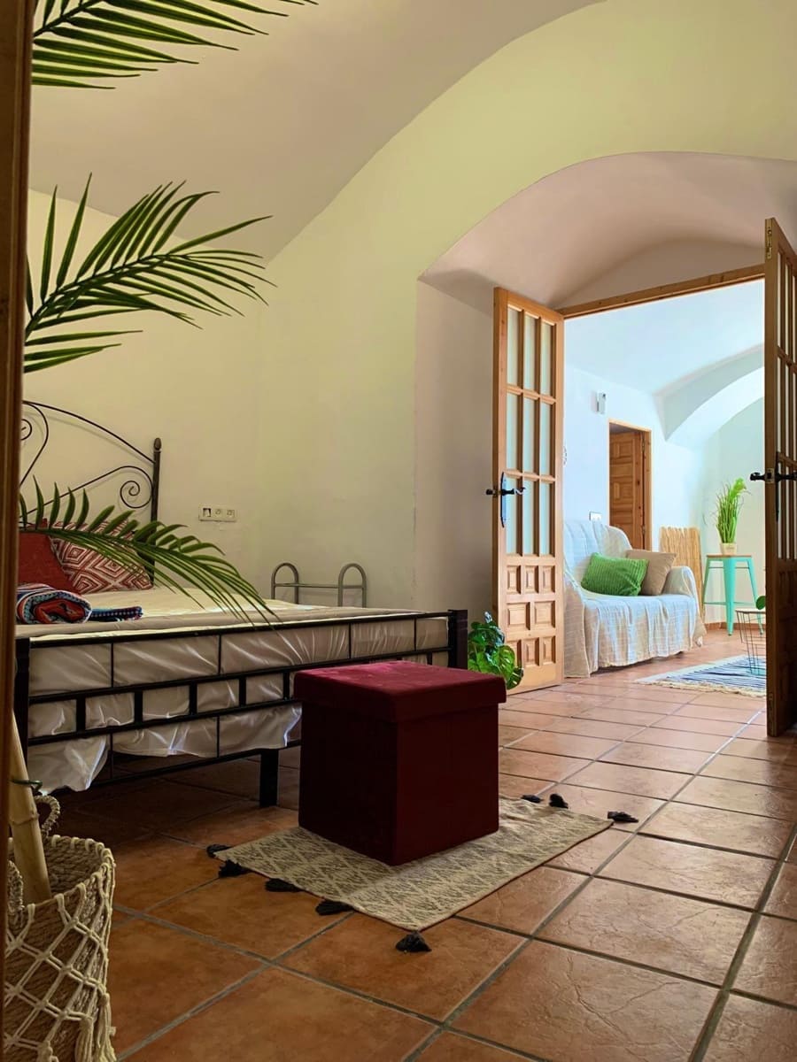 5 bedroom Cave House for rent in Guadix with garage - € 900 (Ref: 9282352)