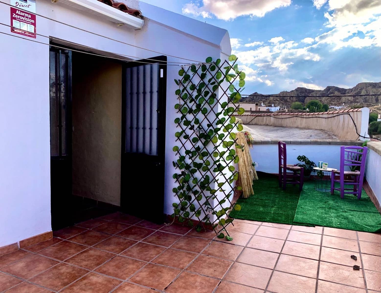 5 bedroom Cave House for rent in Guadix with garage - € 900 (Ref: 9282352)