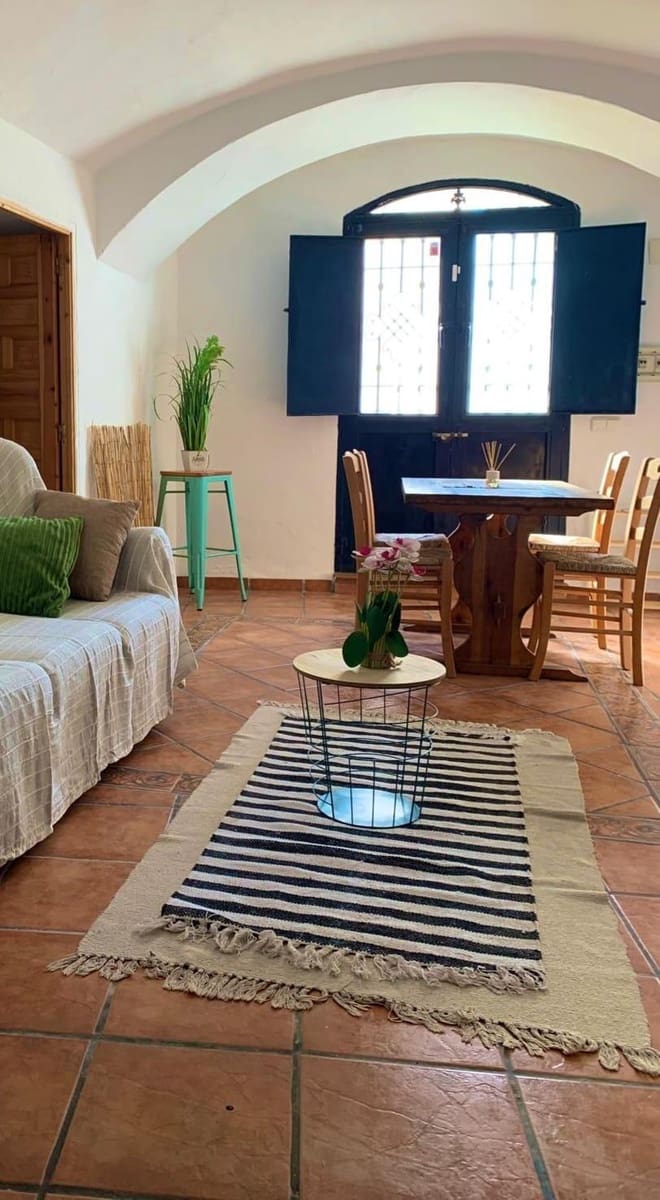 5 bedroom Cave House for rent in Guadix with garage - € 700 (Ref: 9282352)