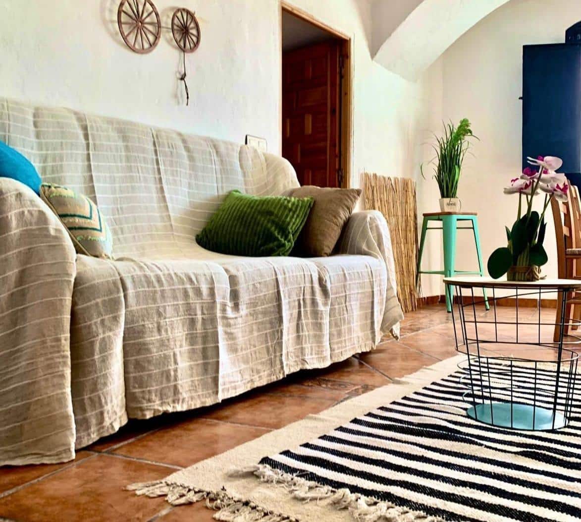 5 bedroom Cave House for rent in Guadix with garage - € 700 (Ref: 9282352)