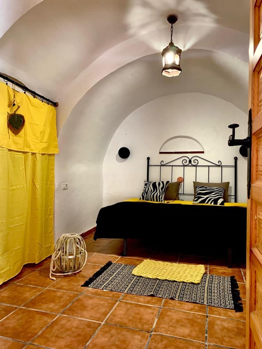5 bedroom Cave House for rent in Guadix with garage - € 700 (Ref: 9282352)