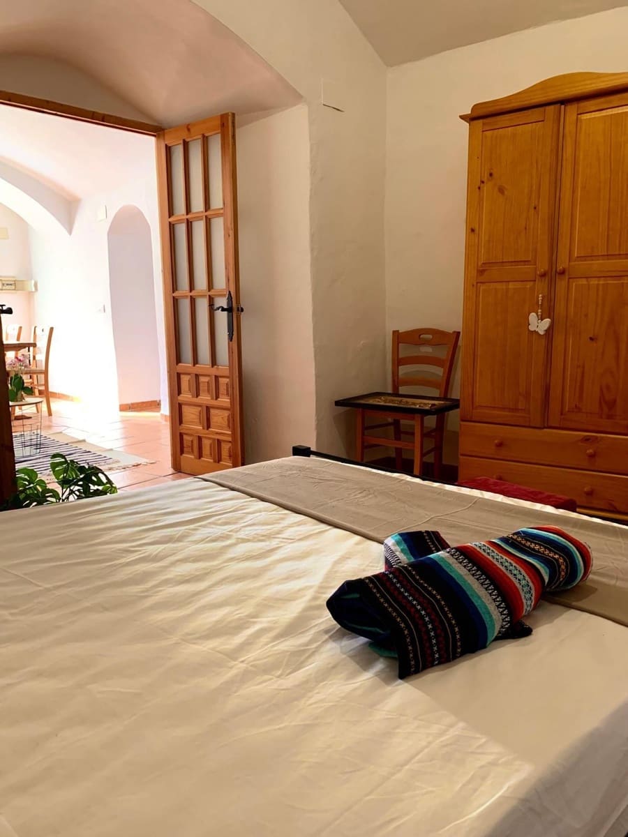 5 bedroom Cave House for rent in Guadix with garage - € 700 (Ref: 9282352)