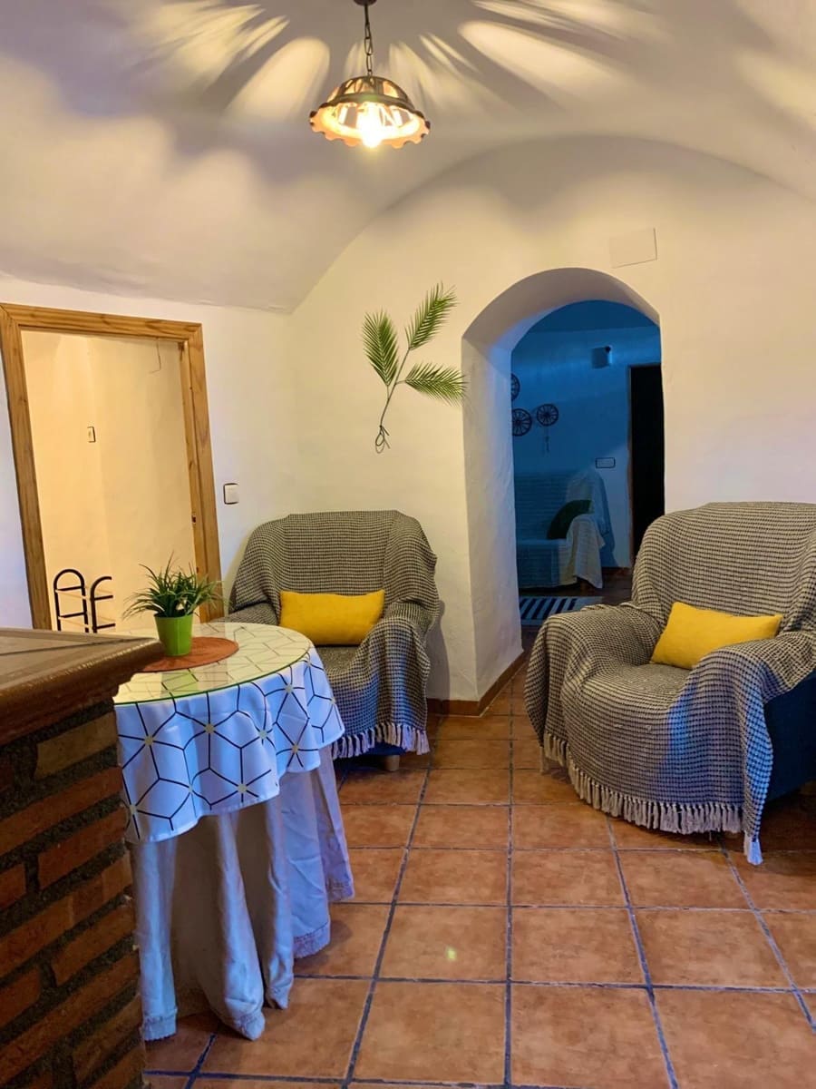 5 bedroom Cave House for rent in Guadix with garage - € 700 (Ref: 9282352)