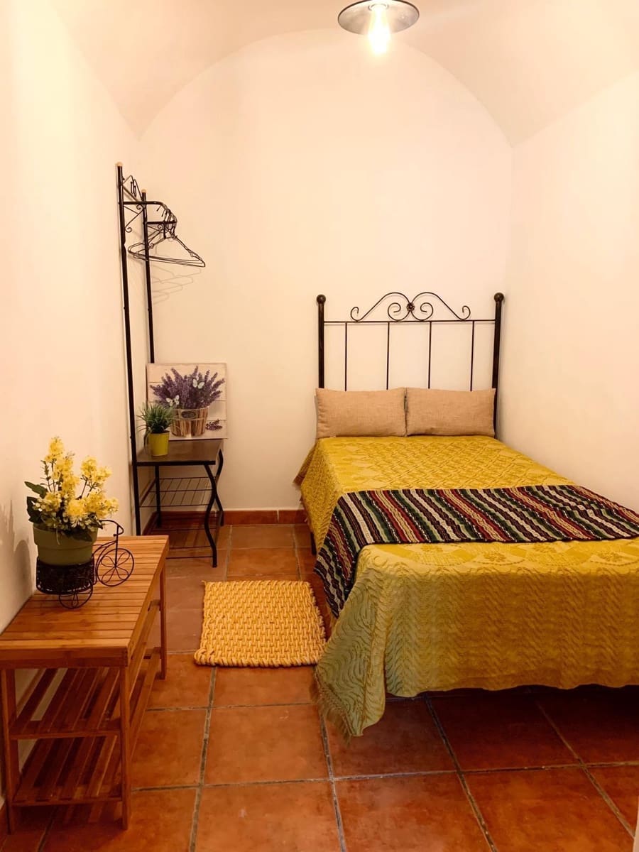 5 bedroom Cave House for rent in Guadix with garage - € 700 (Ref: 9282352)