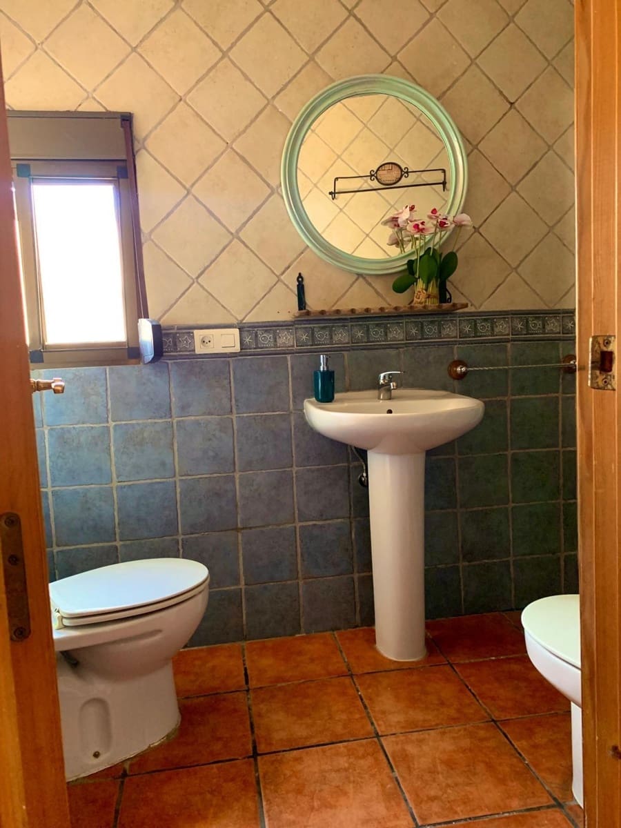 5 bedroom Cave House for rent in Guadix with garage - € 700 (Ref: 9282352)