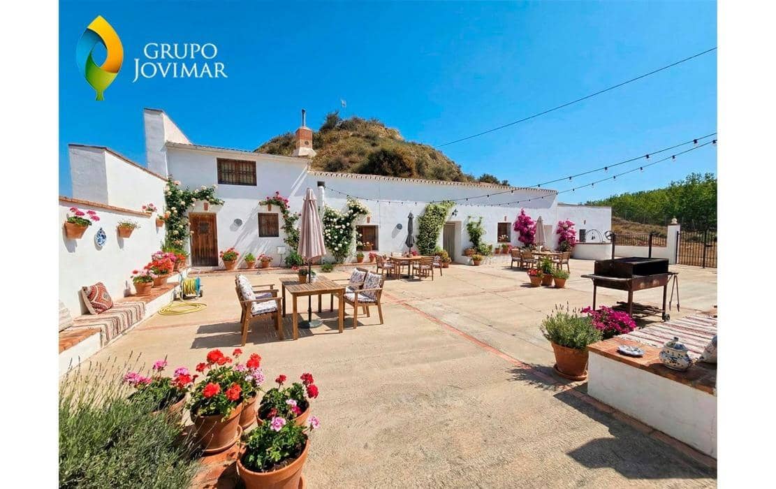 15 bedroom Villa for sale in Fonelas with pool - € 169,900 (Ref: 9456469)