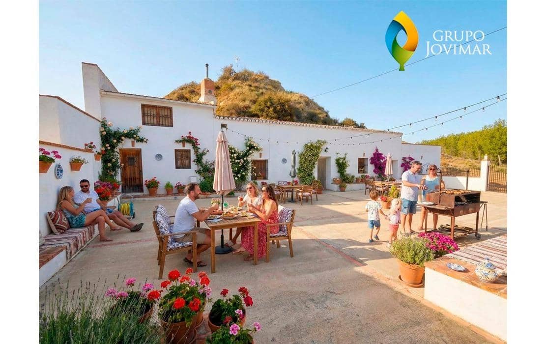 15 bedroom Villa for sale in Fonelas with pool - € 169,900 (Ref: 9456469)