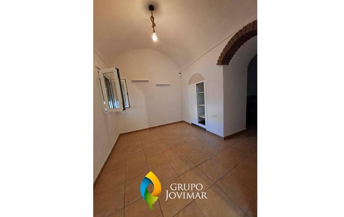 5 bedroom Townhouse for sale in Guadix with garage - € 138,000 (Ref: 9920564)