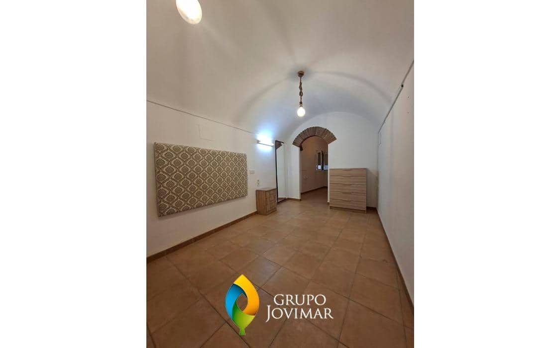 5 bedroom Townhouse for sale in Guadix with garage - € 138,000 (Ref: 9920564)