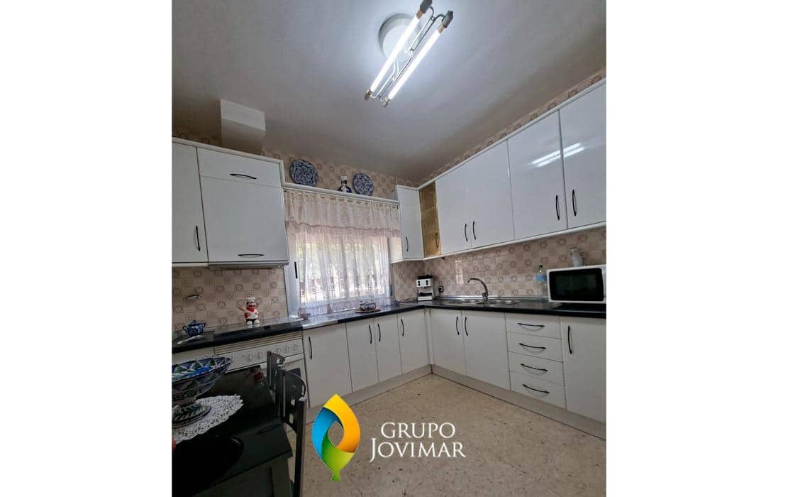 6 bedroom Villa for sale in Guadix with pool garage - € 299,500 (Ref: 9990818)