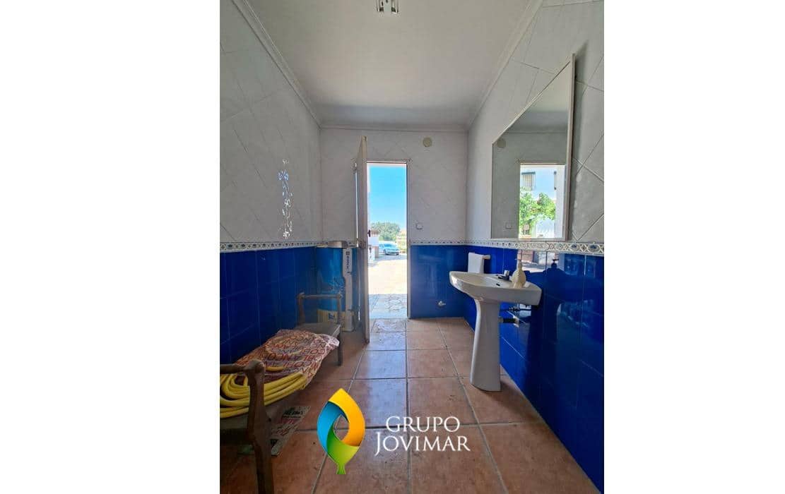 6 bedroom Villa for sale in Guadix with pool garage - € 299,500 (Ref: 9990818)