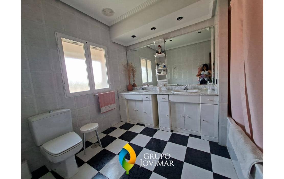 6 bedroom Villa for sale in Guadix with pool garage - € 299,500 (Ref: 9990818)
