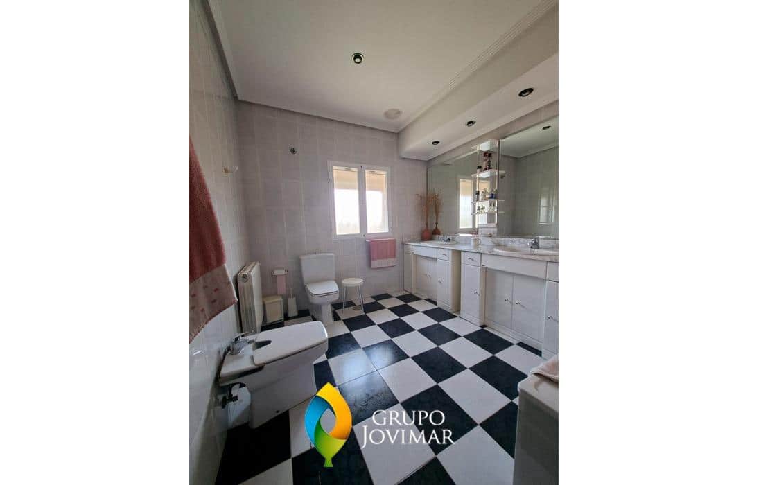 6 bedroom Villa for sale in Guadix with pool garage - € 299,500 (Ref: 9990818)