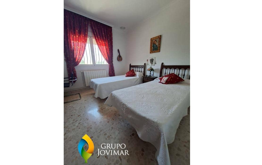 6 bedroom Villa for sale in Guadix with pool garage - € 299,500 (Ref: 9990818)