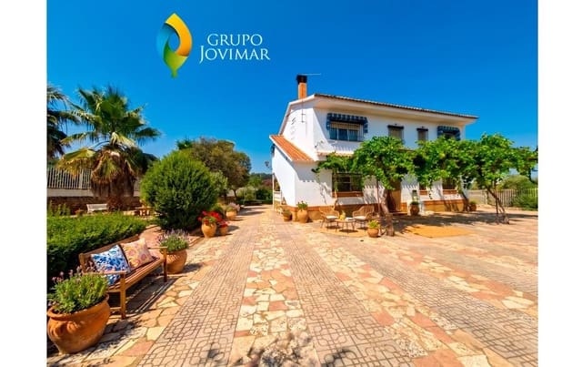6 bedroom Villa for sale in Guadix with pool garage - € 299,500 (Ref: 9990818)