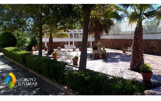 6 bedroom Villa for sale in Guadix with pool garage - € 299,500 (Ref: 9990818)