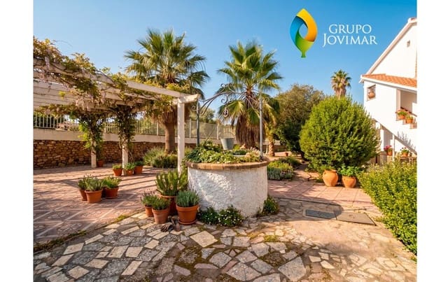 6 bedroom Villa for sale in Guadix with pool garage - € 299,500 (Ref: 9990818)