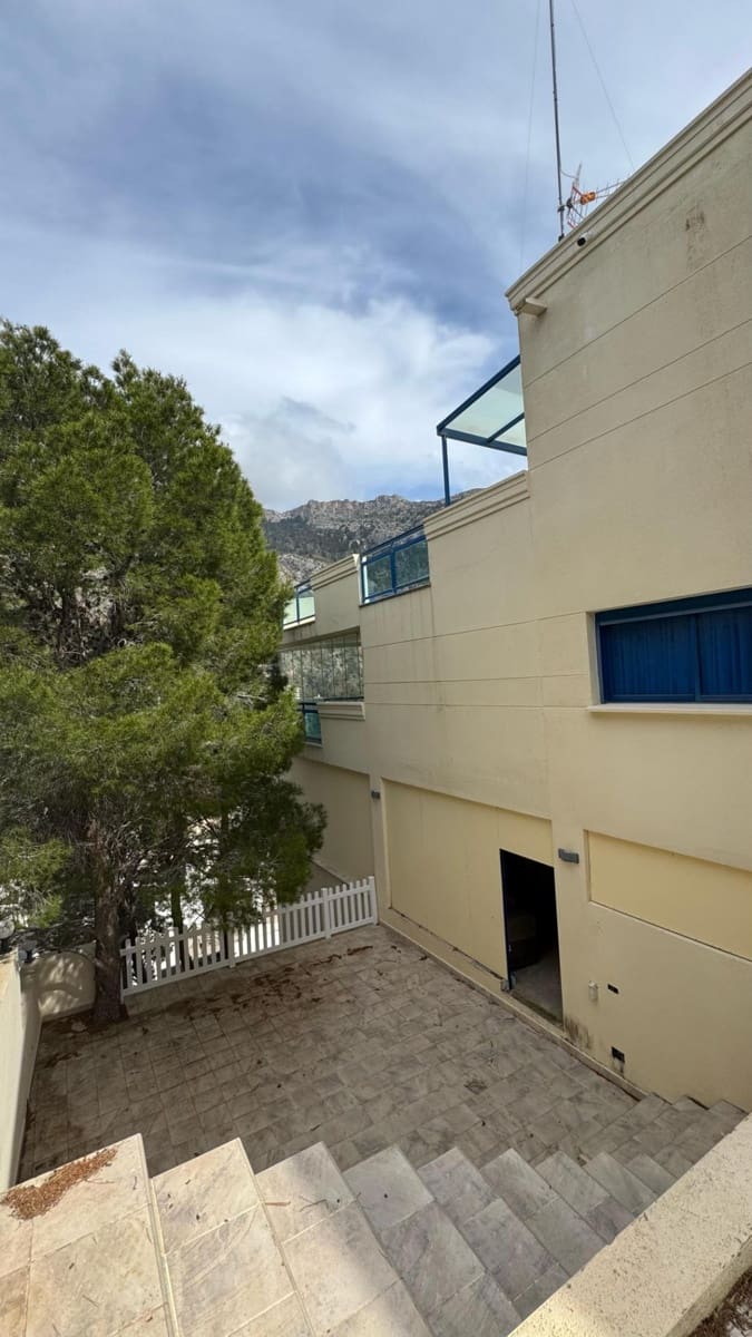 5 bedroom Villa for rent in Altea with pool garage - € 3,500 (Ref: 9719868)