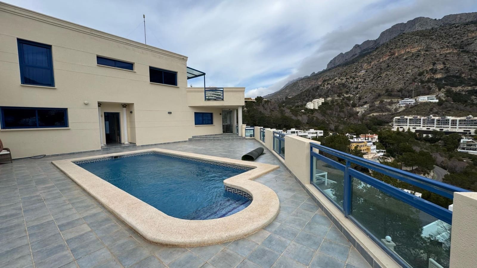 5 bedroom Villa for rent in Altea with pool garage - € 3,500 (Ref: 9719868)