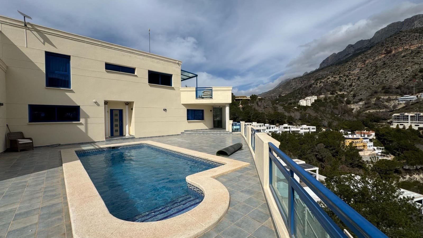5 bedroom Villa for rent in Altea with pool garage - € 3,500 (Ref: 9719868)