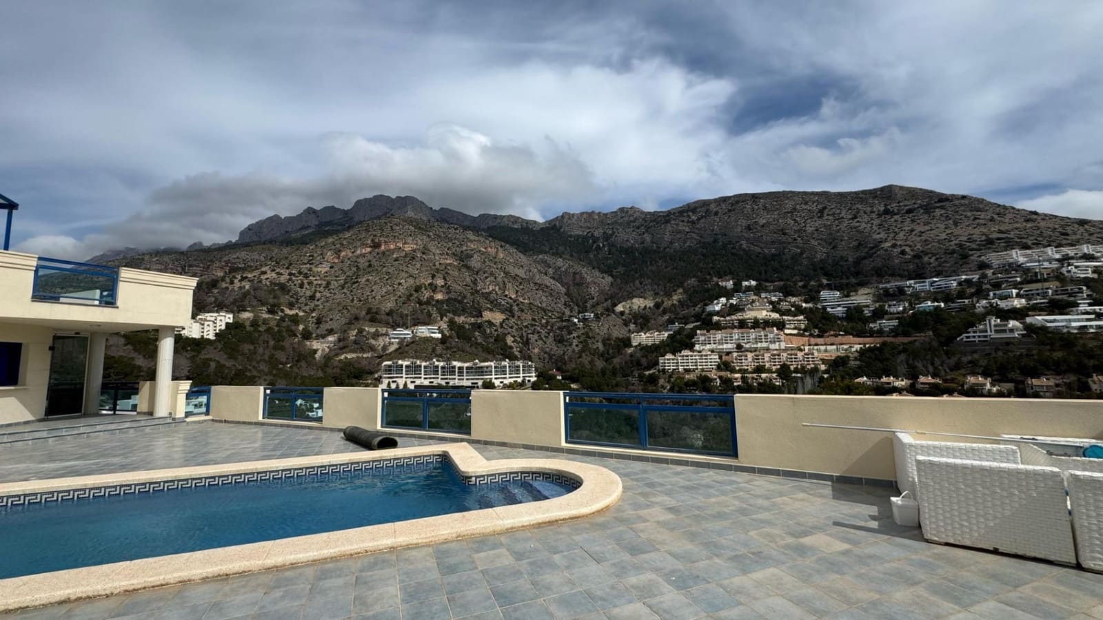 5 bedroom Villa for rent in Altea with pool garage - € 3,500 (Ref: 9719868)